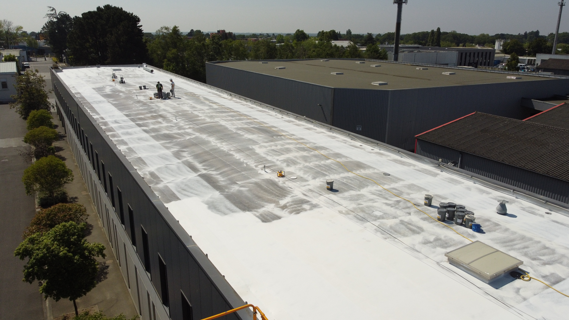 Toiture industrielle traitée avec peinture Cool Roof réfléchissante