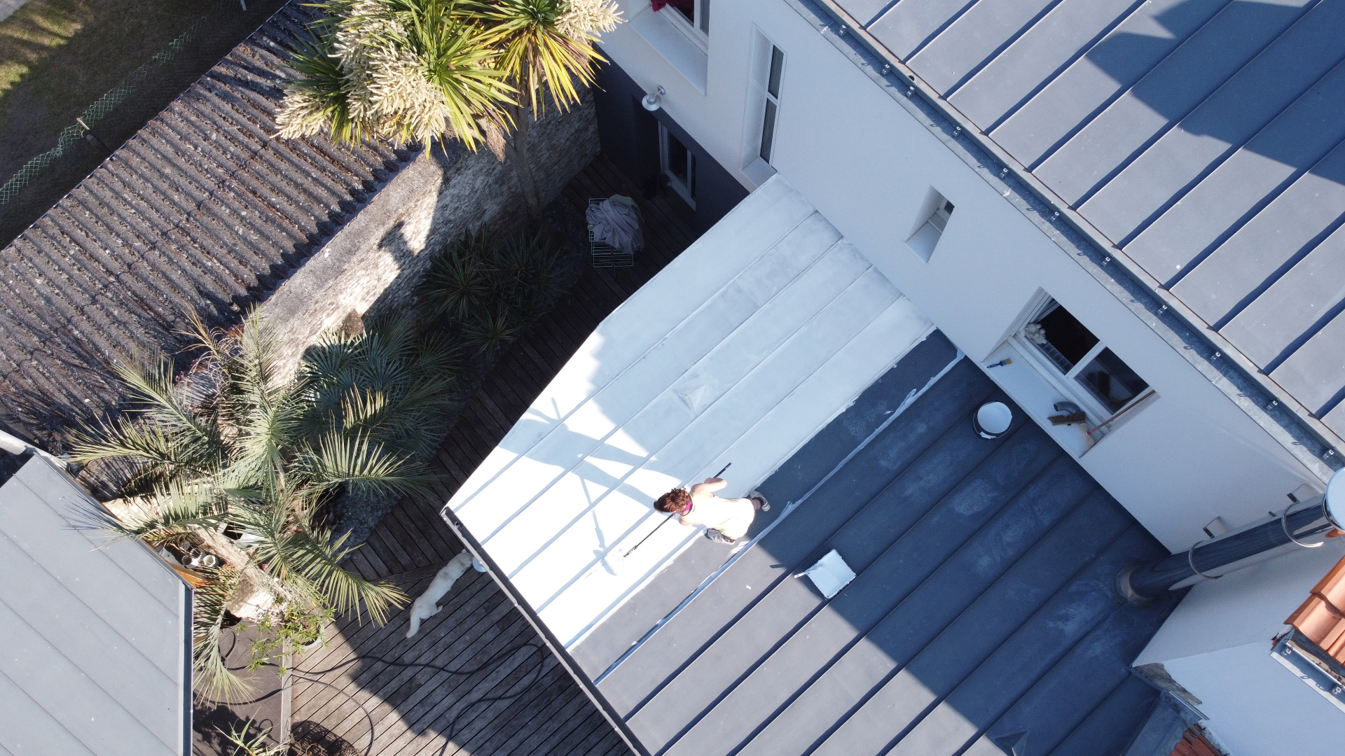 Toiture résidentielle traitée avec peinture Cool Roof réfléchissante
